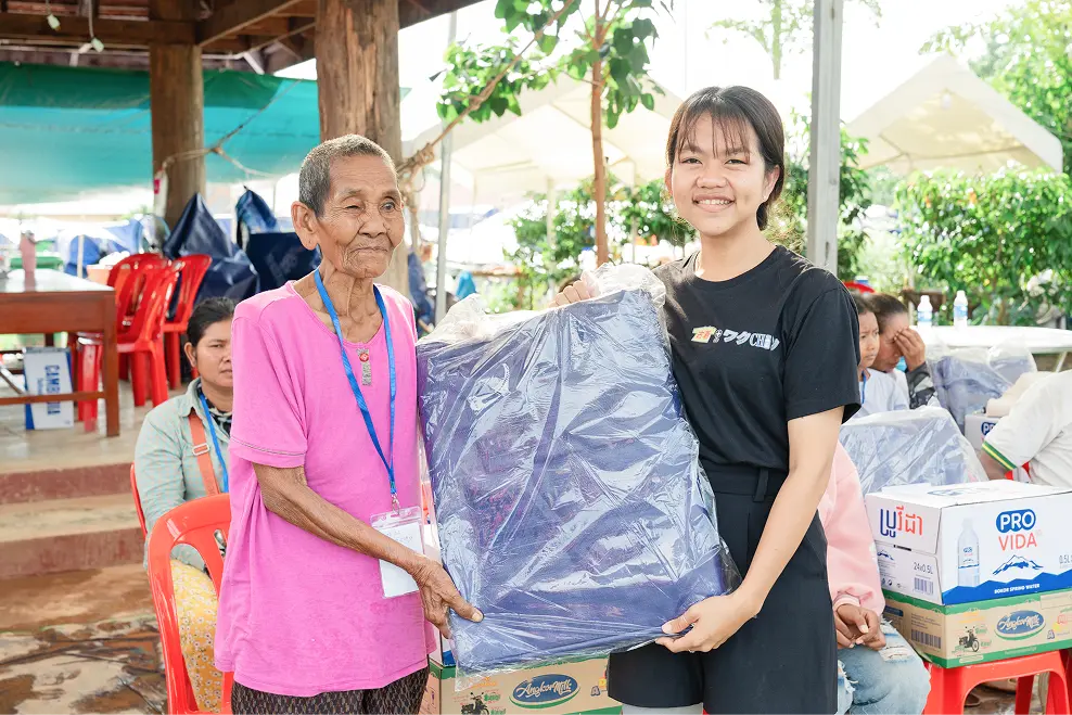 物資を直接、現地の方に手渡しする様子