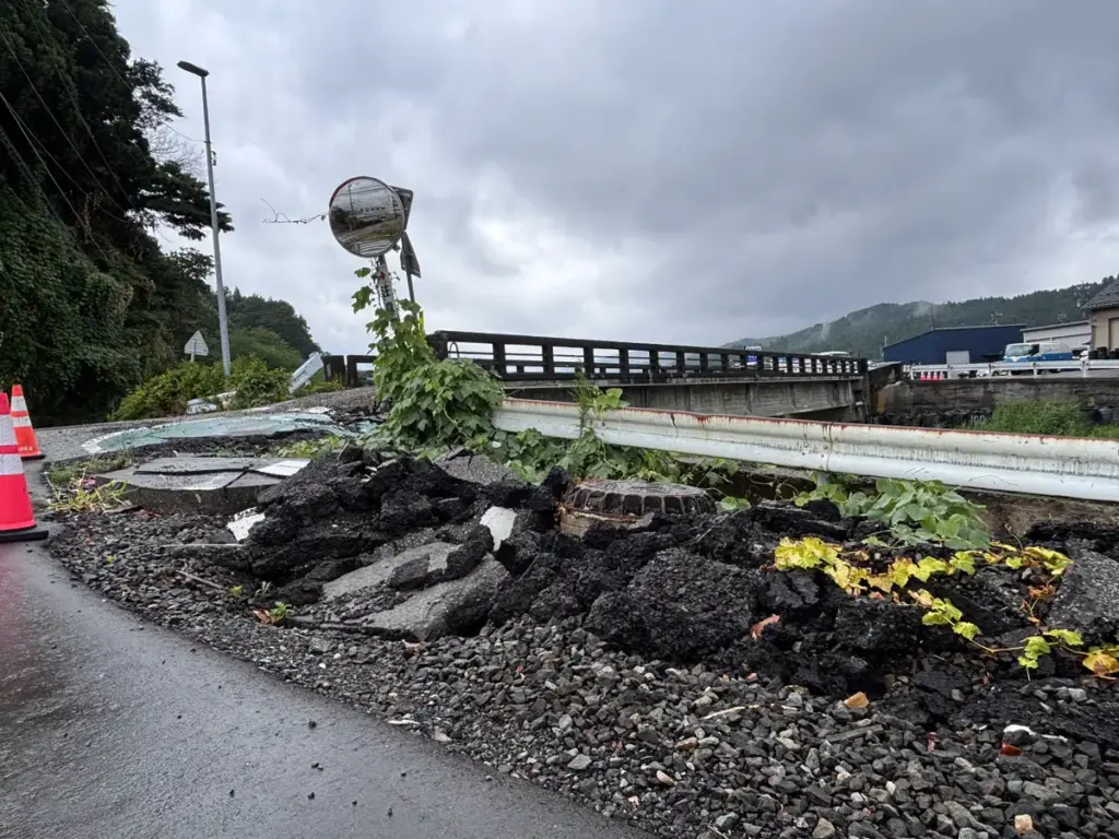 「一互一笑」目の前の道路　25年8月